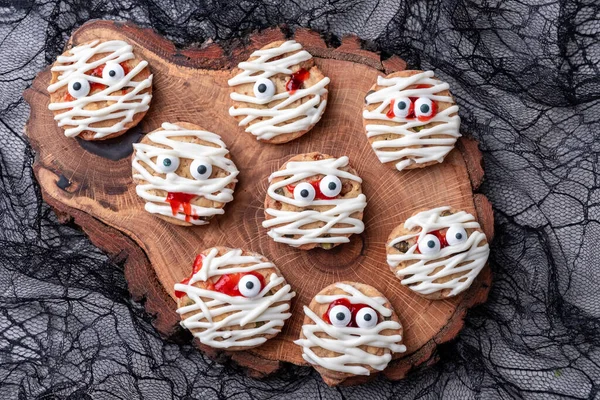 Galletas de momia para fiesta de Halloween. — Foto de Stock