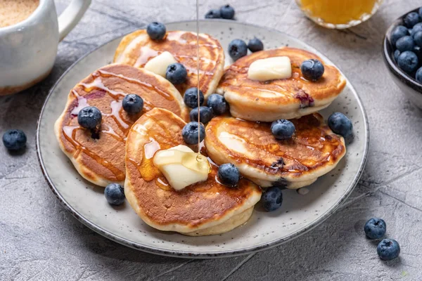 Panqueques de arándanos con leche de mantequilla y jarabe de arce — Foto de Stock