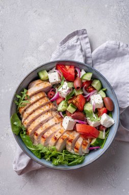 Kızarmış tavuk göğsü ve peynirli taze sebze salatası.