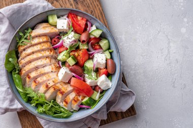 Kızarmış tavuk göğsü ve peynirli taze sebze salatası.