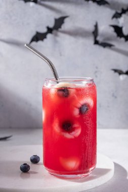 Kırmızı cadılar bayramı kokteyli.