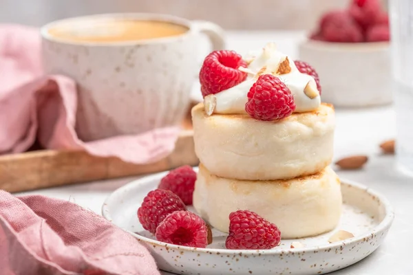 Cottage cheese pancakes or syrniki with raspberry — Stock Photo, Image