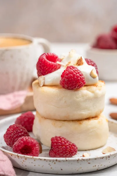 Cottage cheese pancakes or syrniki with raspberry — Stock Photo, Image