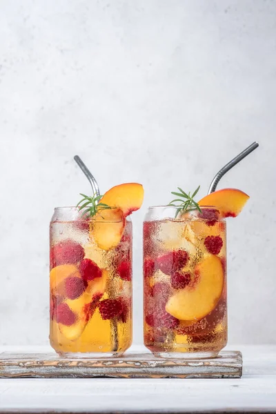 Deliciosa limonada de pêssego com água com gás e framboesas — Fotografia de Stock