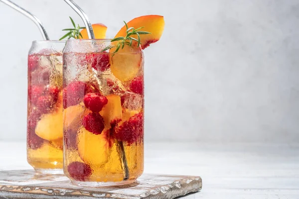 Delicious peach lemonade with soda water and raspberries — Stock Photo, Image
