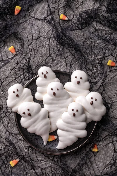Merengue ghoast como decoración de fiesta de Halloween — Foto de Stock
