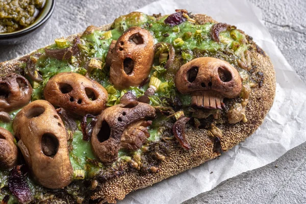 Halloween spooky pizza bread with skull-shaped mushroom. — Stock Photo, Image