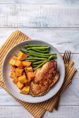 Izgara tavuk göğsü, yeşil fasulye ve tatlı patates.