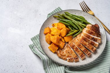 Izgara tavuk göğsü, yeşil fasulye ve tatlı patates.