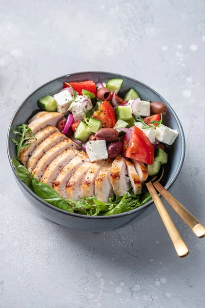 Pechuga de pollo asado y ensalada de verduras frescas con queso feta — Foto de Stock