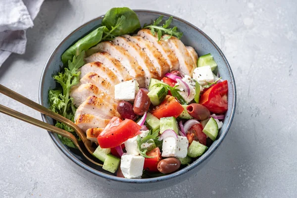 Жареная куриная грудка и свежий овощной салат с сыром фета — стоковое фото