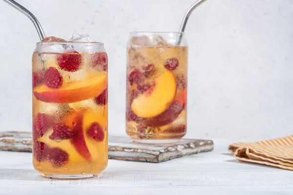 Delicious peach lemonade with soda water and raspberries — Stock Photo, Image