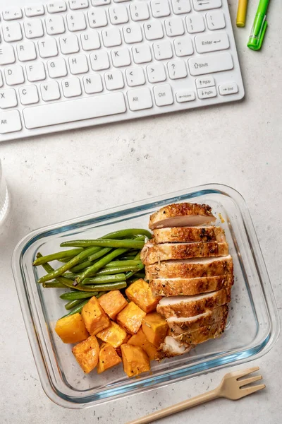 Grilled chicken breast with green beans and sweet potato — Stock Photo, Image