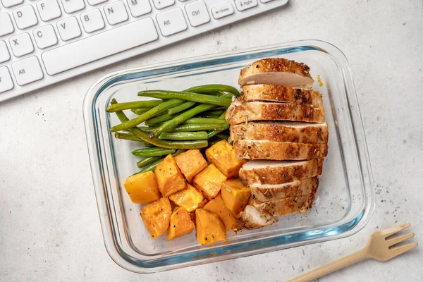 Grilled chicken breast with green beans and sweet potato — Stock Photo, Image