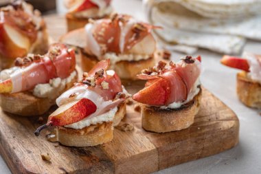 Prosciutto ve armutlu bruschetta.