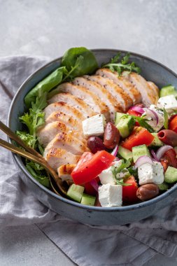 Kızarmış tavuk göğsü ve peynirli taze sebze salatası.