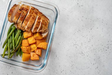 Izgara tavuk göğsü, yeşil fasulye ve tatlı patates.