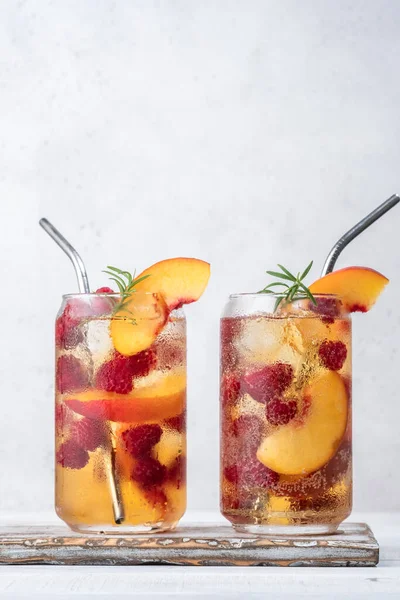 Delicious peach lemonade with soda water and raspberries — Stock Photo, Image