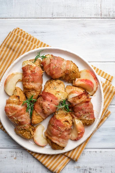 Tocino envuelto pavo con manzana — Foto de Stock