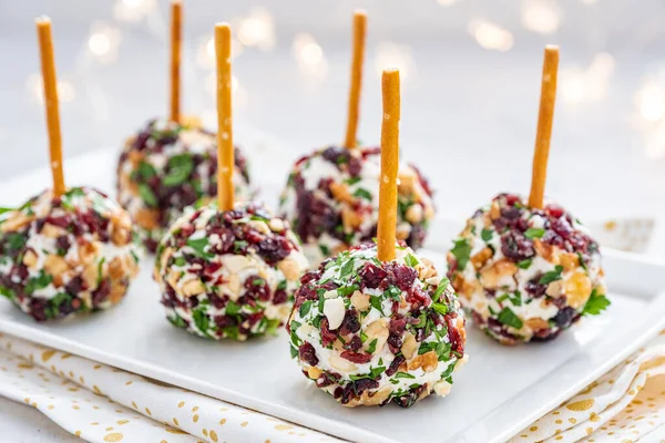 Aperitivos de bola de queijo de Natal com cranberries — Fotografia de Stock