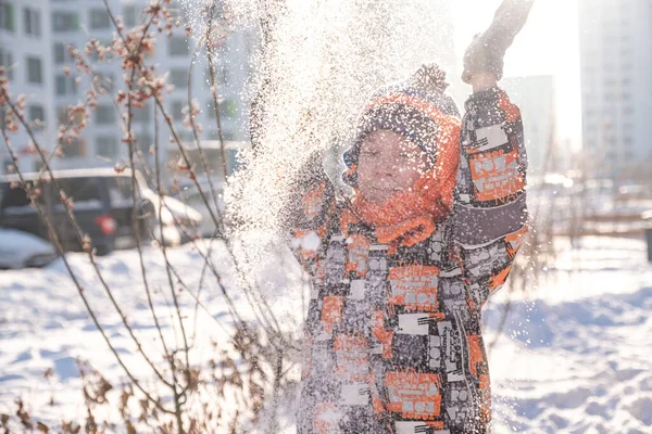 Chłopiec trzyma śnieg w rękach. — Zdjęcie stockowe