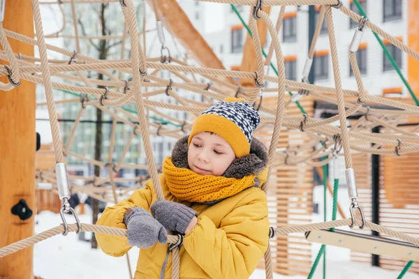 Adorabile ragazzo in un parco invernale — Foto Stock