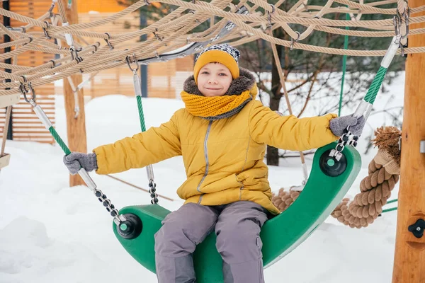 Menino adorável em um parque de inverno — Fotografia de Stock