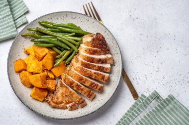 Izgara tavuk göğsü, yeşil fasulye ve tatlı patates.