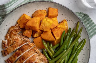 Izgara tavuk göğsü, yeşil fasulye ve tatlı patates.