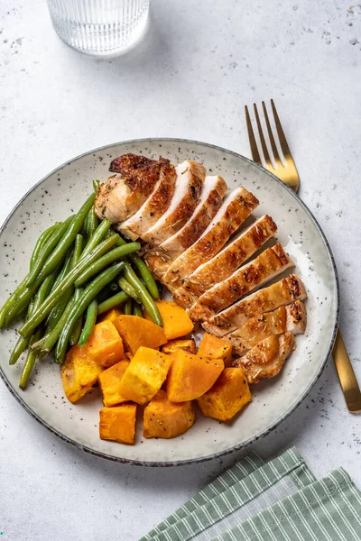 Izgara tavuk göğsü, yeşil fasulye ve tatlı patates.