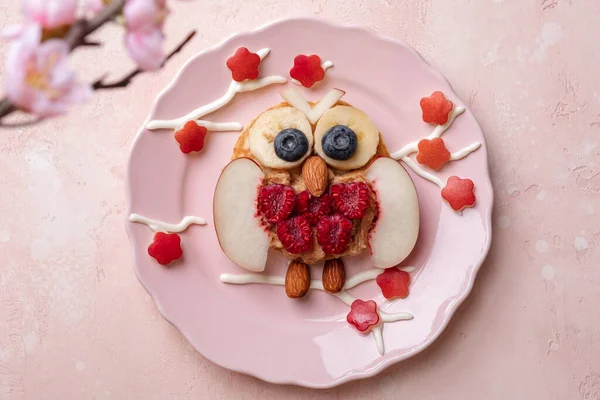 Uil pannenkoeken voor kinderen ontbijt — Stockfoto
