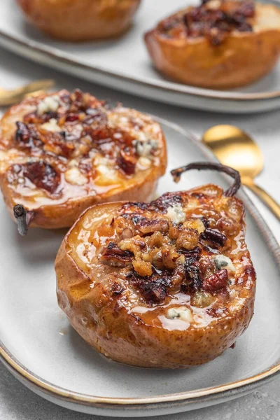 Peras al horno con queso azul, nueces y miel, — Foto de Stock