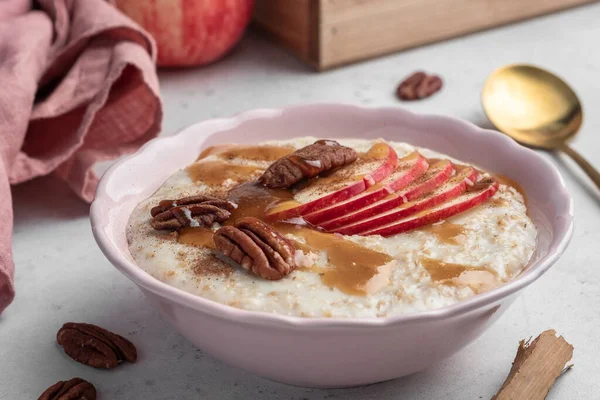 Oatmeal with apples and pecan — Stock Photo, Image