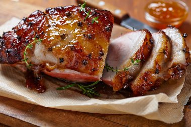 Turuncu meyve reçeli ile fırında jambon