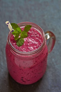 bir cam kavanoza Blueberry smoothie