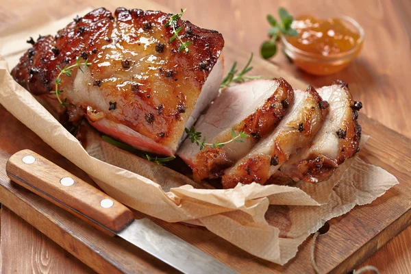 Turuncu meyve reçeli ile fırında jambon