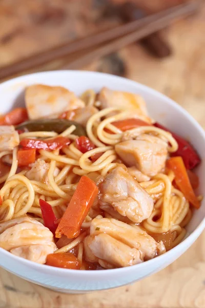 Macarrão frito mexido chinês com frango — Fotografia de Stock