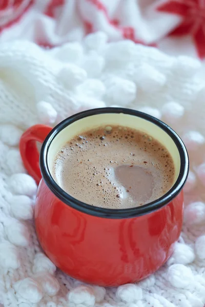 Chocolate caliente en una taza roja — Foto de Stock