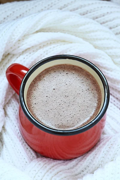 Chocolate quente em uma caneca vermelha — Fotografia de Stock