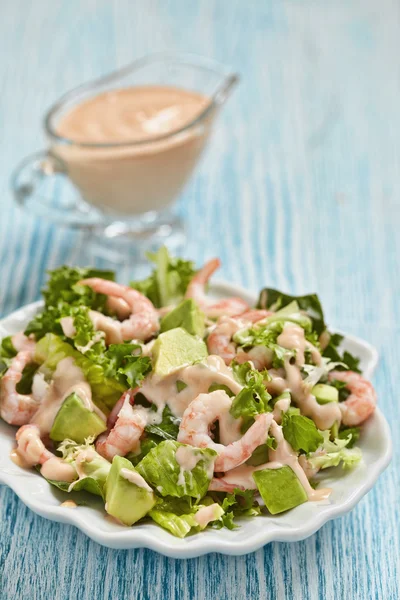 Salat mit Garnelen und Avocado — Stockfoto