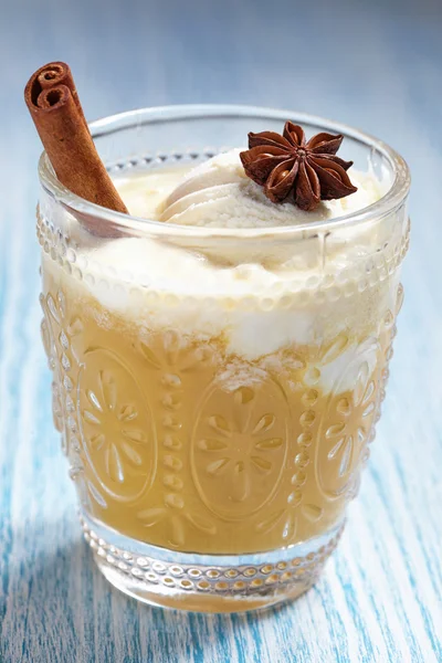 Apple pie flavor cocktail with spices — Stock Photo, Image