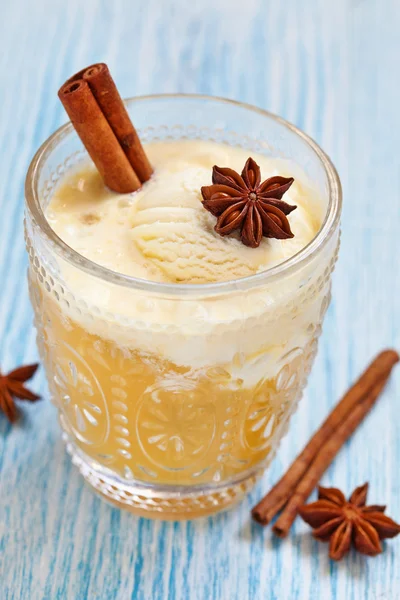 Apple pie flavor cocktail with spices — Stock Photo, Image