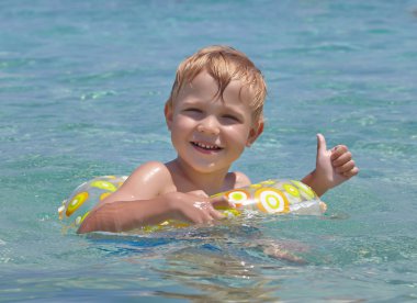 Denizde yüzme mutlu çocuk.