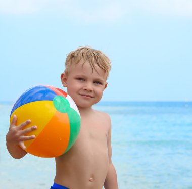 plaj topu ile mutlu çocuk