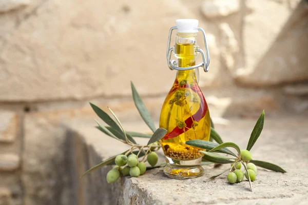 Ароматическое оливковое масло — стоковое фото