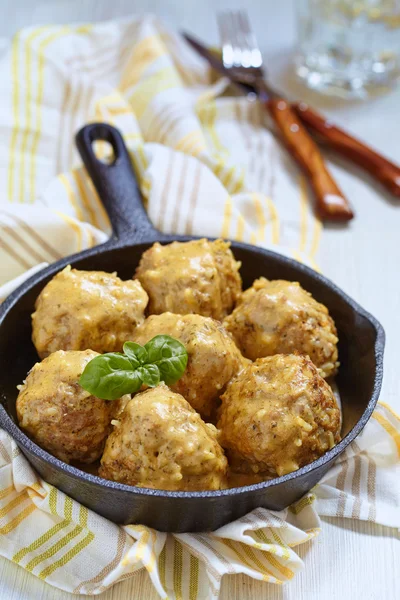 Köttbullar med riceand grönsaker — Stockfoto