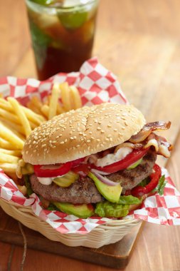 Burger ve patates kızartması