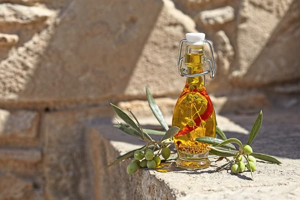Huile d'olive aromatique — Photo