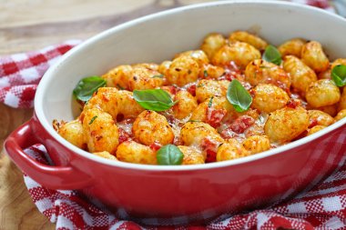 Domates soslu gnocchi ve parmesan peyniri.
