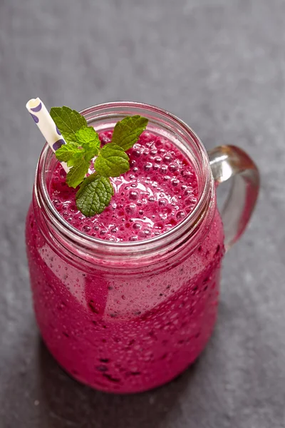 Blaubeer-Smoothie im Glas — Stockfoto